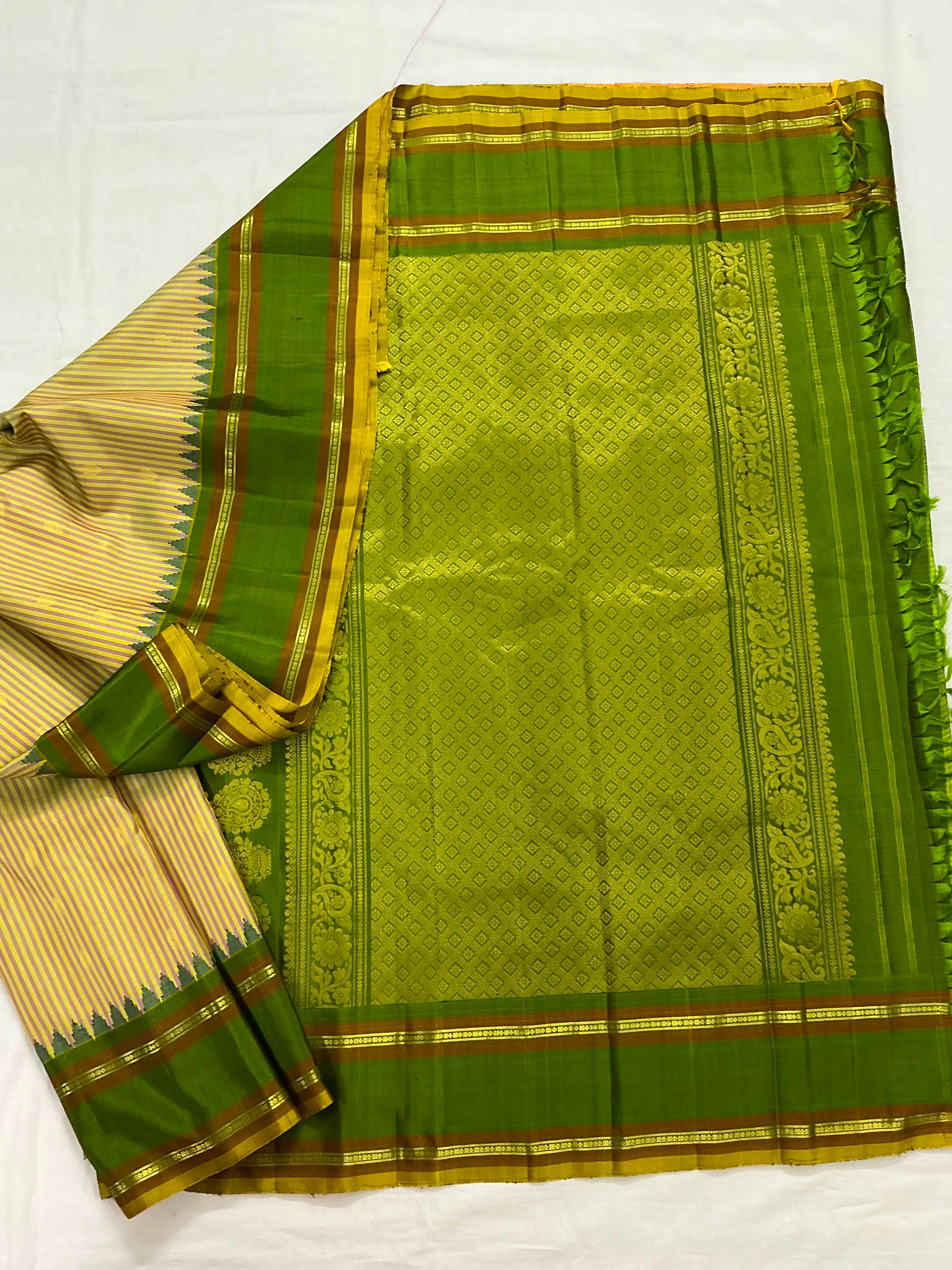 Kuttu Gadwal Silk