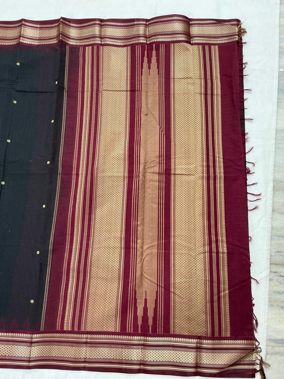 Handwoven Kanchi cotton with Silk borders Korvai :   Black & Arakku
