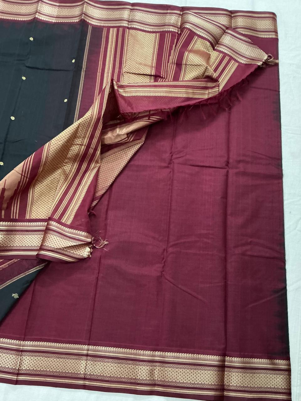 Handwoven Kanchi cotton with Silk borders Korvai :   Black & Arakku