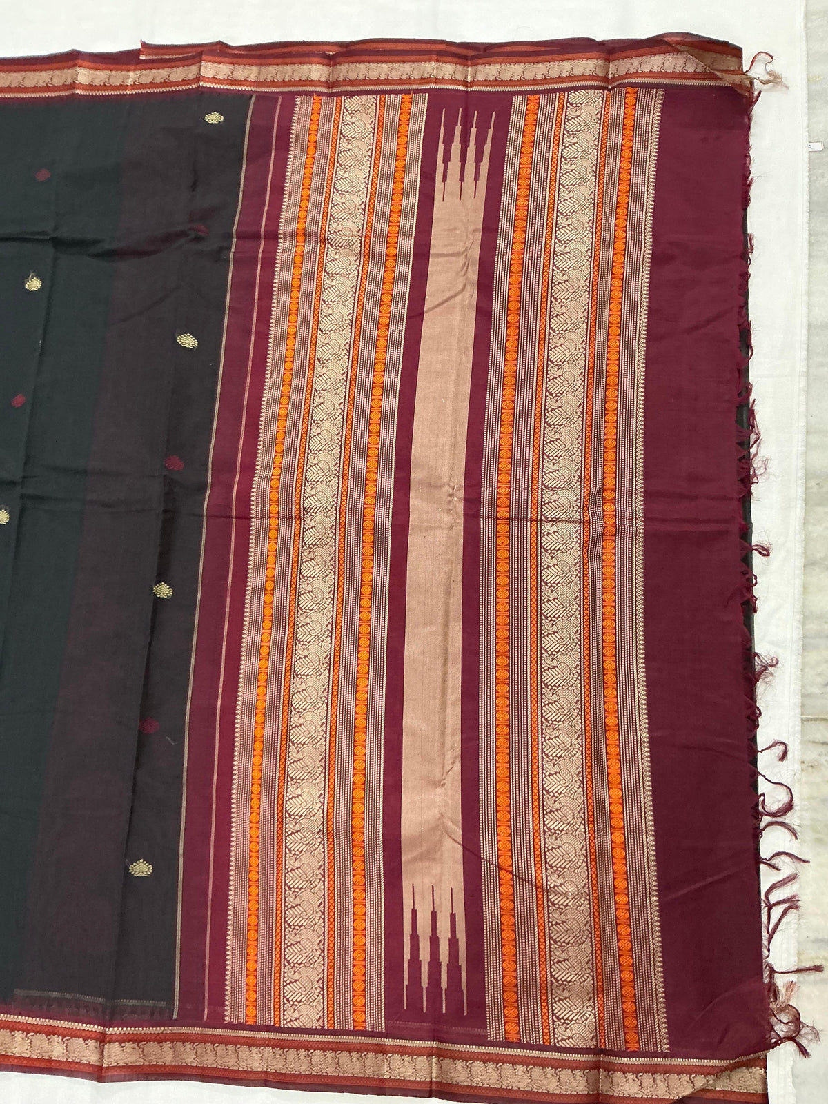 Handwoven Kanchi cotton with Silk borders Korvai :   Black / Arakku