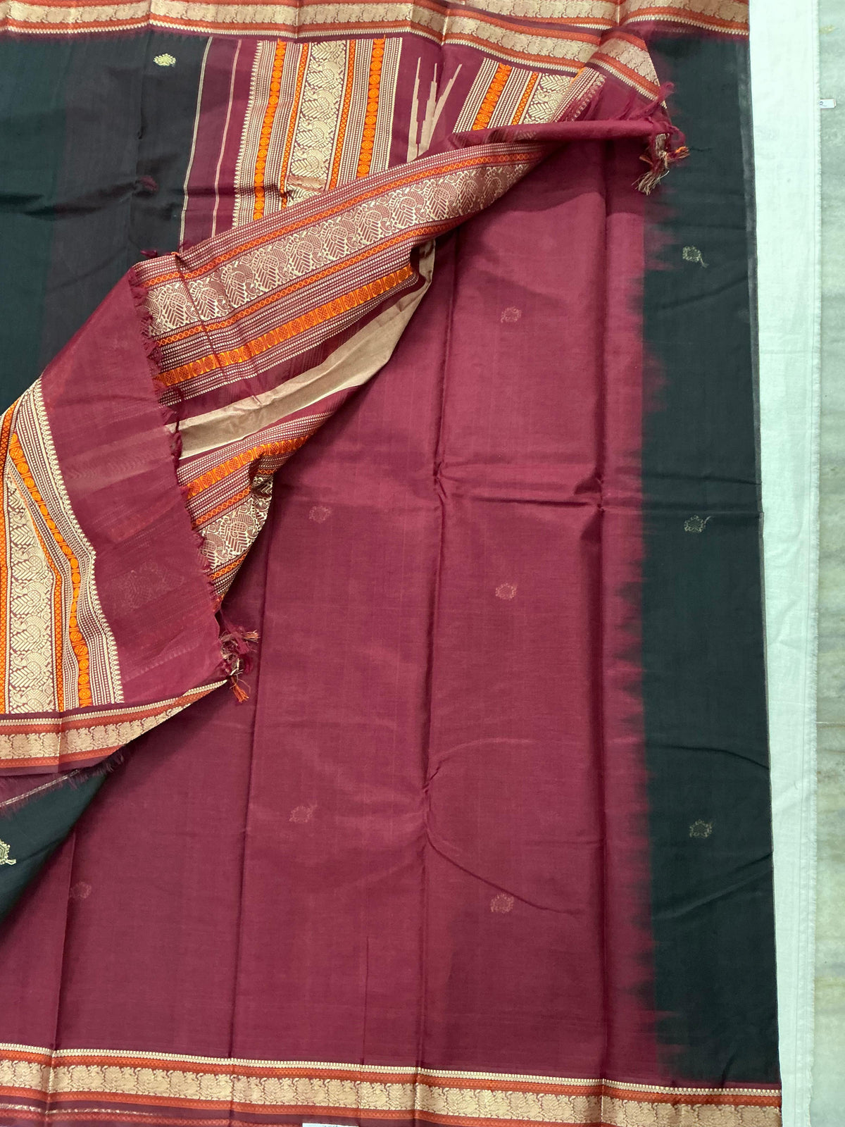 Handwoven Kanchi cotton with Silk borders Korvai :   Black / Arakku